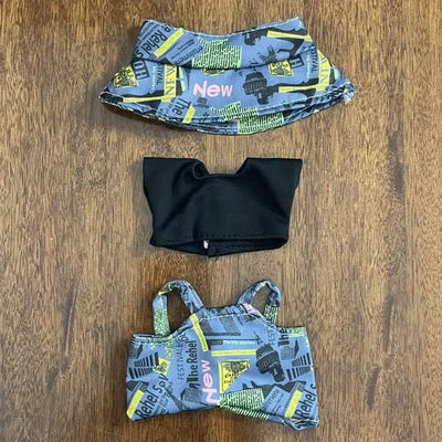 Tenue Labubu : bob bleu et salopette graphique