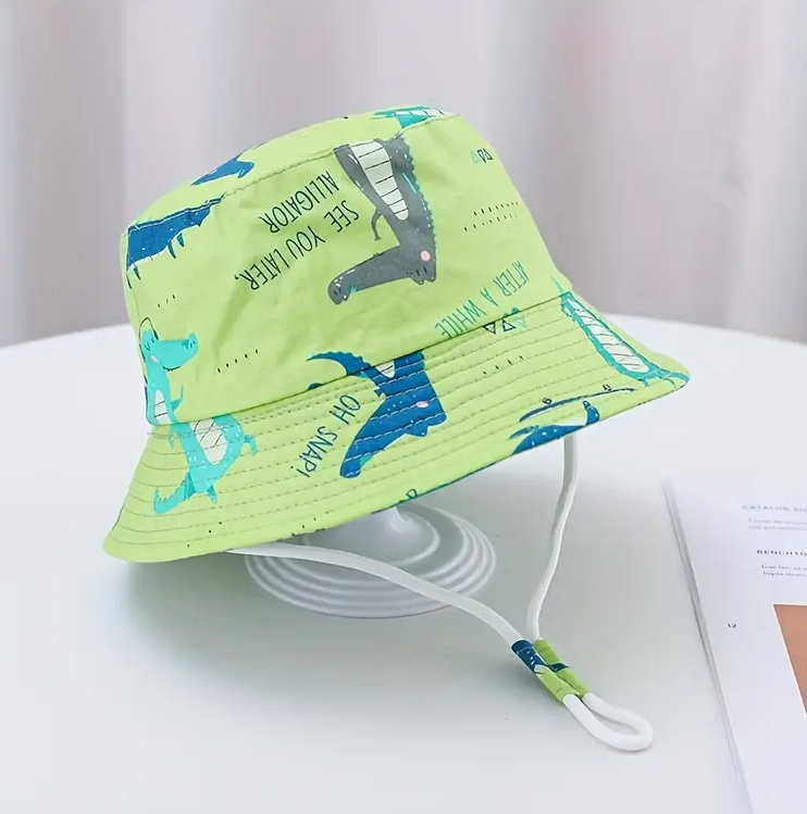 Chapeau enfant à motif crocodile vert