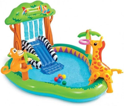 Piscine de jeu dans la jungle