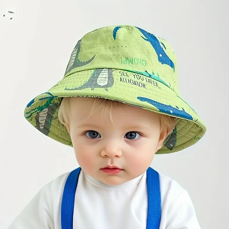 Chapeau enfant à motif crocodile vert