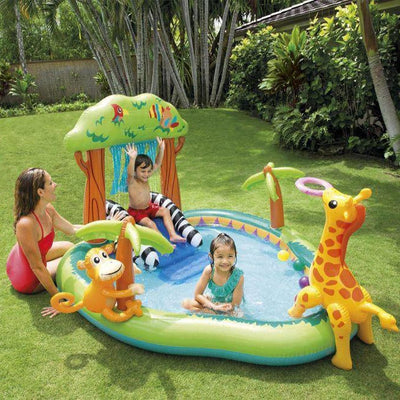 Piscine de jeu dans la jungle