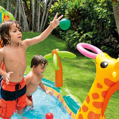 Piscine de jeu dans la jungle