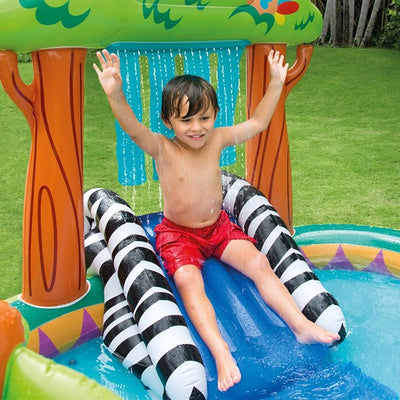 Piscine de jeu dans la jungle