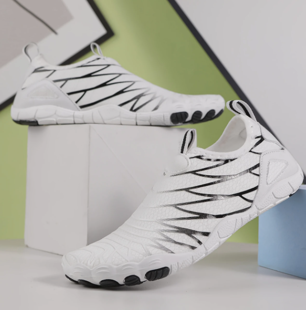 Chaussures aquatiques blanches ou noires pointures 39 à 45