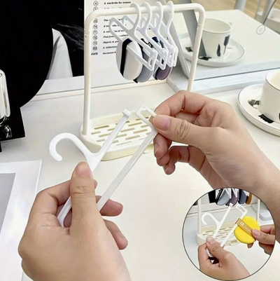 Mini penderie avec 5 cintres pour vêtements Labubu