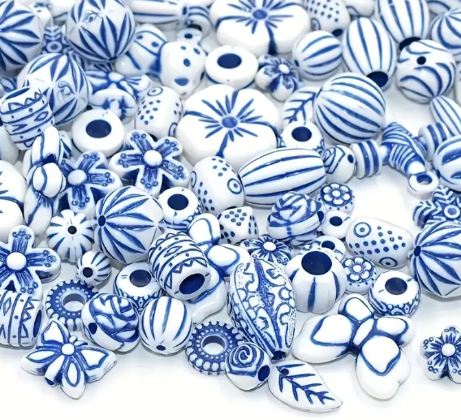 132 stuks blauw-witte acrylkralen – 60g
