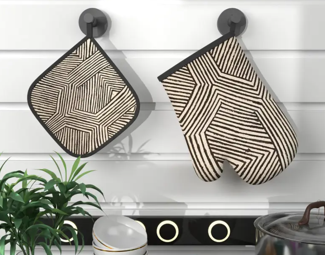 gant de cuisine et manique à motifs géométriques noirs et blancs