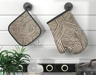 gant de cuisine et manique à motifs géométriques noirs et blancs