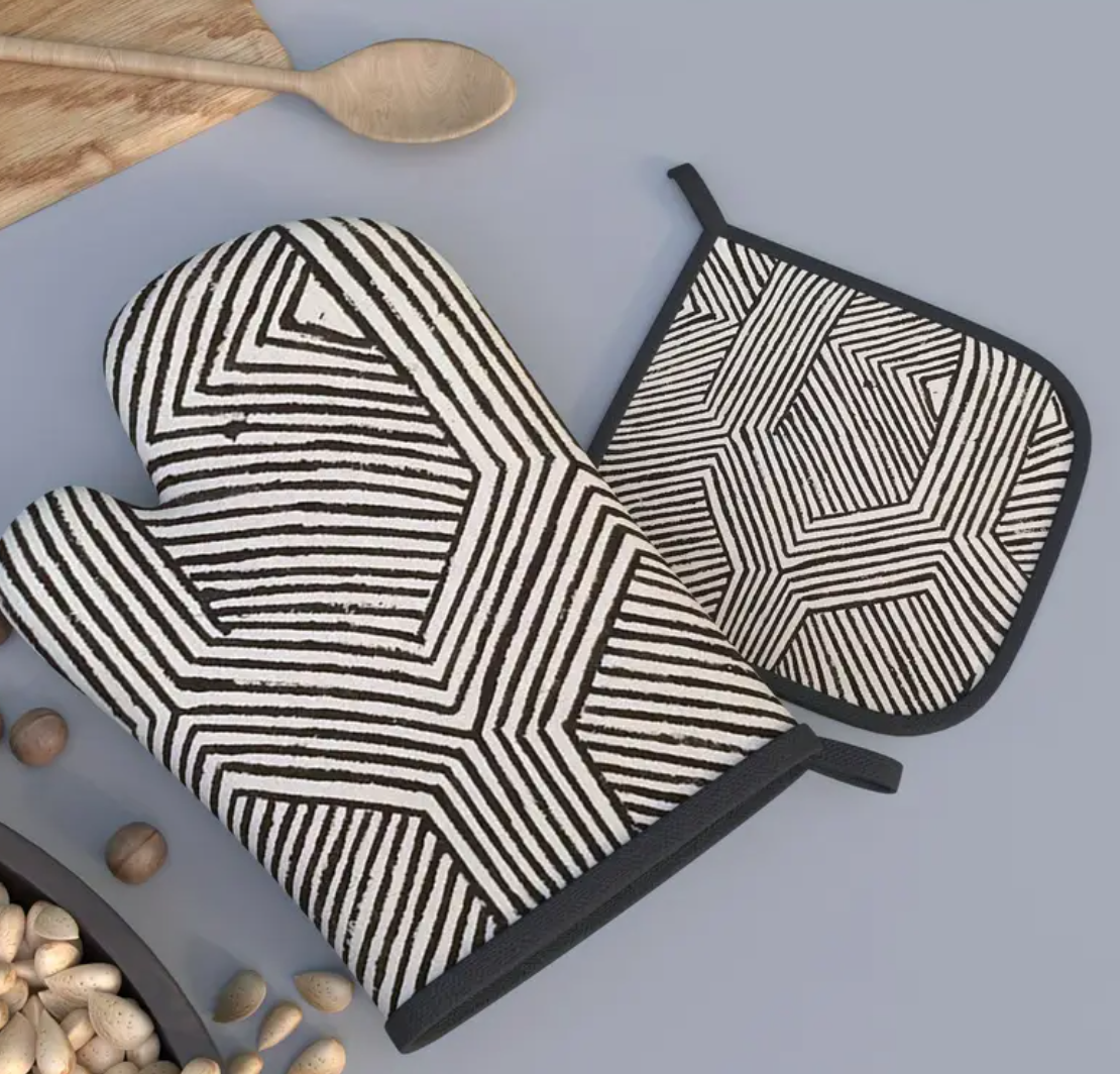 gant de cuisine et manique à motifs géométriques noirs et blancs