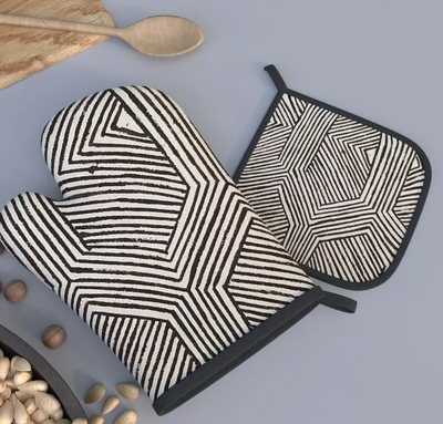 gant de cuisine et manique à motifs géométriques noirs et blancs
