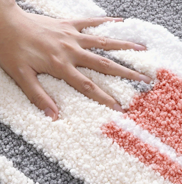 Tapis de bain gris au design moderne
