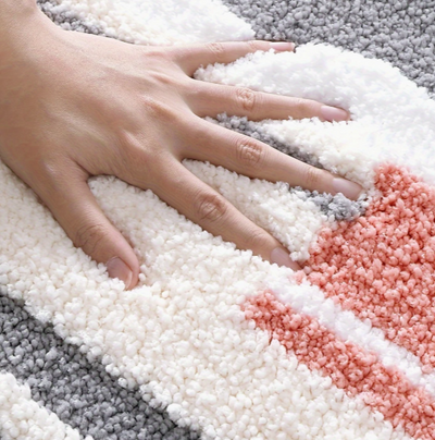 Tapis de bain gris au design moderne