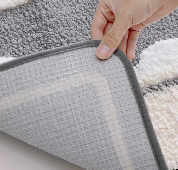 Tapis de bain gris au design moderne