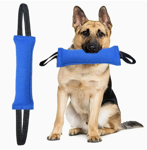 Blauw bijtkussen voor honden met extra grip voor trekkende spellen, ideaal voor actieve hondenrassen.