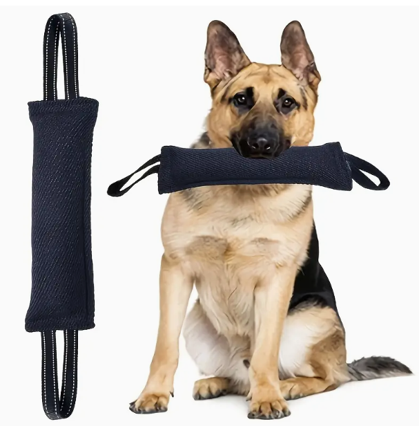 Zwart bijtkussen voor honden met extra grip voor trekkende spellen, ideaal voor actieve hondenrassen.