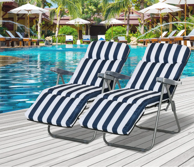 Chaise longue de jardin avec housse bleue et blanche