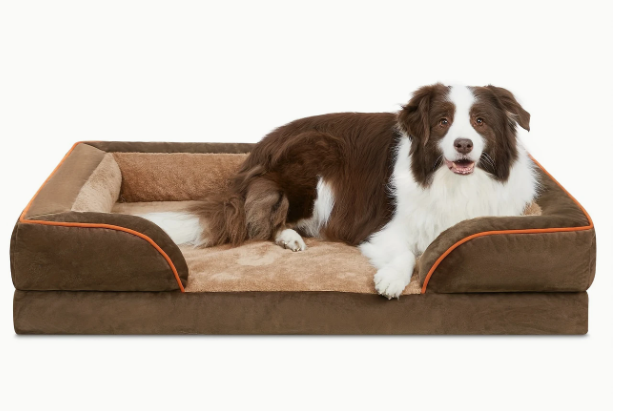 Bruin orthopedisch hondenbed met memory foam, speciaal voor oudere honden en katten, zorgt voor een herstellende slaap.