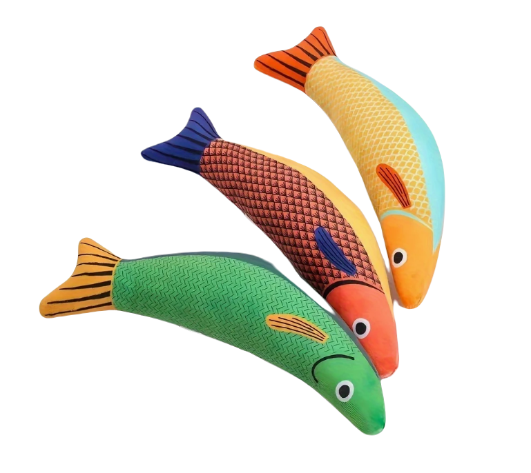 Set van drie kleurrijke saury vis kattenspeeltjes op een witte achtergrond.
