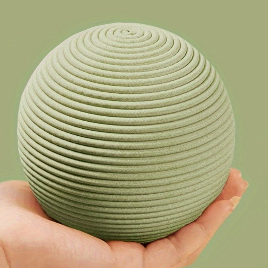 Groen kattenspeelbal van natuurlijk sisaltouw met belletje, perfect voor krabben en spelen.