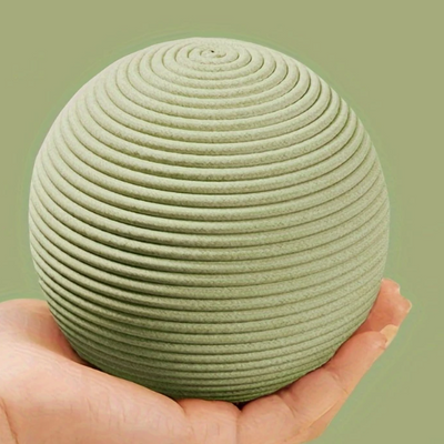 Groen kattenspeelbal van natuurlijk sisaltouw met belletje, perfect voor krabben en spelen.