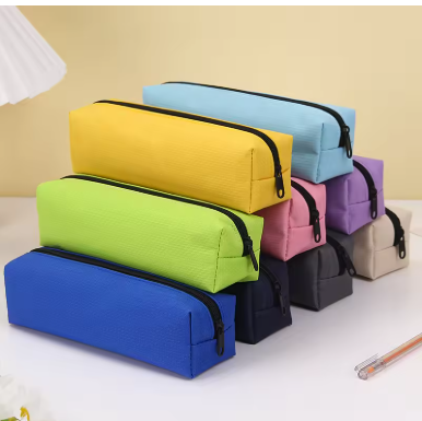 Simpele pennenzak in verschillende kleuren