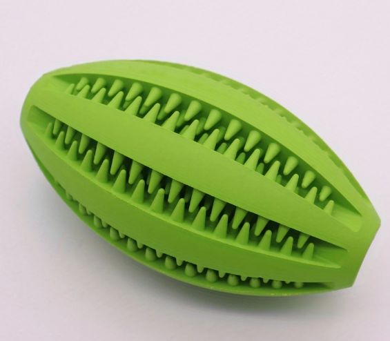 Groene interactieve rugbybal voor honden, ideaal voor mentale stimulatie.