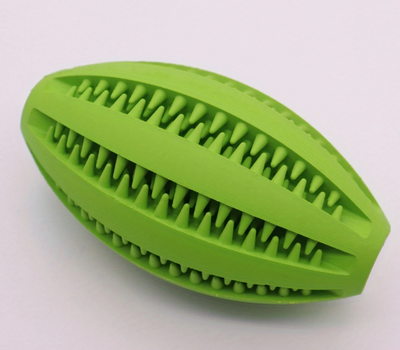 Groene interactieve rugbybal voor honden, ideaal voor mentale stimulatie.
