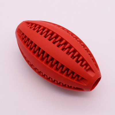 Rode rubberen voedselrugby voor honden, perfect voor tandverzorging en speelse uitdaging.
