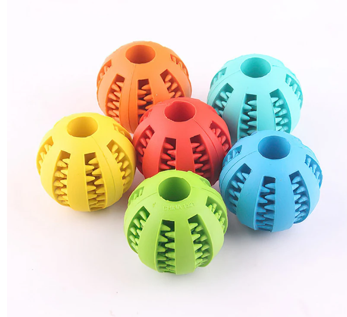Interactieve bal in diverse kleuren, geschikt voor zowel katten als honden.