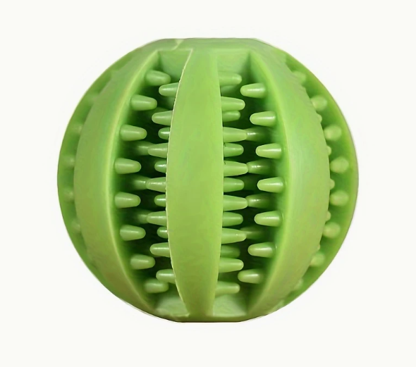 Groene rubberen bal vulbaar met brokjes voor mentale uitdaging.