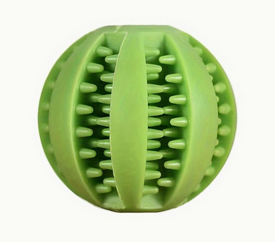 Groene rubberen bal vulbaar met brokjes voor mentale uitdaging.