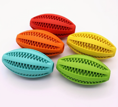 Interactieve rubberen voedselbal voor honden in verschillende kleuren: blauw, oranje, geel, groen, rood en lichtblauw, beschikbaar in 9 cm en 12 cm.