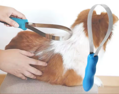 Flexibele verzorgingsborstel met dubbele metalen lussen, ideaal voor deshedding en grooming van grote dieren.